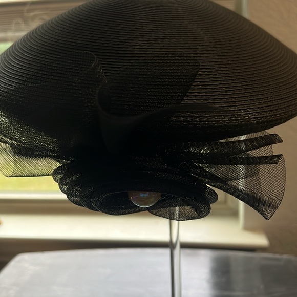 Black hat with bow adornment - Picture 4 of 6